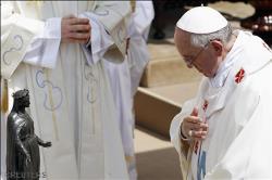 María abre la puerta del Cielo a la humanidad. Humildad contemplativa, en el amor del Señor, exhorta Papa Francisco a las Clarisas