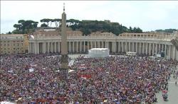 Pasamos ante tantas puertas que invitan a entrar prometiendo una felicidad que dura un instante, pero la verdadera puerta es Jesús, el Papa en el ángelus