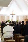 Señales de aquello que está haciendo ahora, en la Iglesia. El Papa este lunes