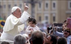 Llevar al mundo la luz de Cristo, ‘en' y ‘con' la Iglesia, amándola como madre, alienta Papa Francisco