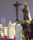 “Que no nos roben la mirada de María, que está llena de ternura”, dice el Papa en su homilía en el Santuario de Nuestra Señora de Bonaria