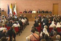 La concepción pesimista de la libertad humana lleva a una especie de parálisis de la inteligencia y de la voluntad, dice el Papa al mundo de la cultura