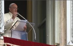 Te ofrecemos nuestra fe así como es para que Tú la hagas crecer, rezó a Dios el Papa en el Ángelus