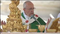 Ángelus: el Papa pide la intercesión de los 522 beatos, proclamados hoy en Tarragona, para liberar al mundo de la violencia