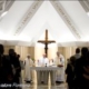 “Dios no nos salva por decreto, se implica con nosotros para curar nuestras heridas”, dijo el Papa