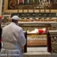 El Papa reza por los Pontífices difuntos