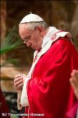 Ni el poder del mal, ni nada puede separarnos del amor invencible de Dios manifestado en Cristo, recuerda el Papa