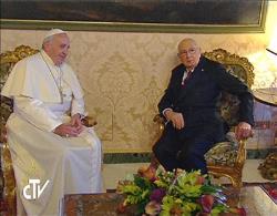 Sin guardia de honor y con la escolta reducida, primera visita del Papa Francisco al Quirinal donde fue recibido por el presidente Napolitano