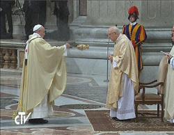 Ama con amor de padre y hermano : Francisco confiere Ordenación Episcopal a Mons. Vérgez Alzaga