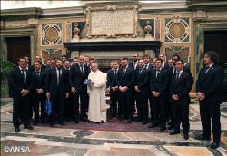 Como en el rugby, en la vida se debe correr juntos hacia la meta , el Papa a los equipos de Argentina e Italia