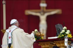 Tiempo que nos ha hecho descubrir la belleza de ser hijos de Dios y hermanos en la Iglesia, el Papa clausura el Año de la fe