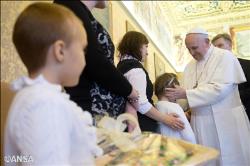 El Papa agradece a un grupo de niños enfermos sus oraciones por la Iglesia con sus sufrimientos inexplicables