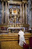Papa Francisco en oración ante la Madre de Dios, en Santa María la Mayor