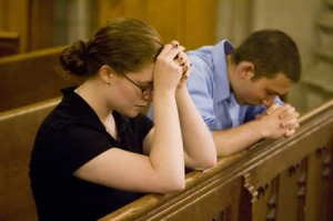 couple-praying-duke-chapel